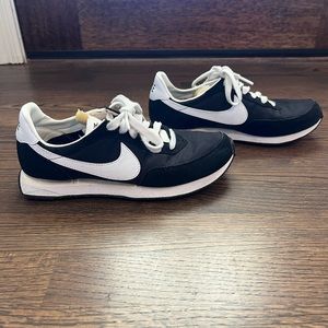 Nike black tennis shoe